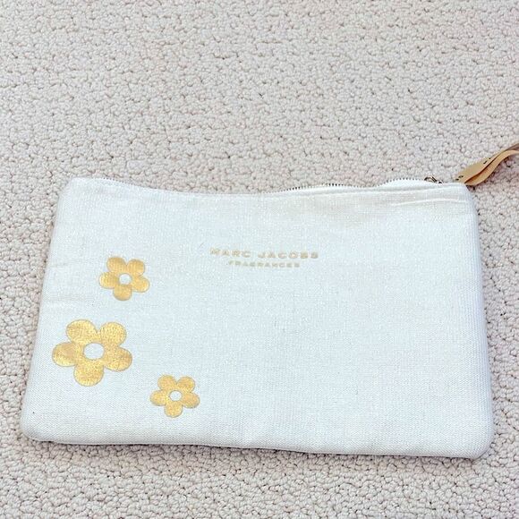 Marc Jacobs Handbags - EUC Marc Jacobs Pouch- Gold Metallic Linen